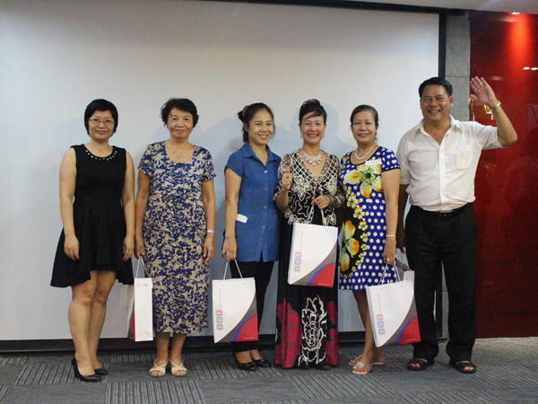 Khách hàng may mắn bốc thăm trúng thưởng