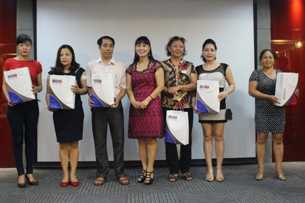 Khách hàng may mắn bốc thăm trúng thưởng