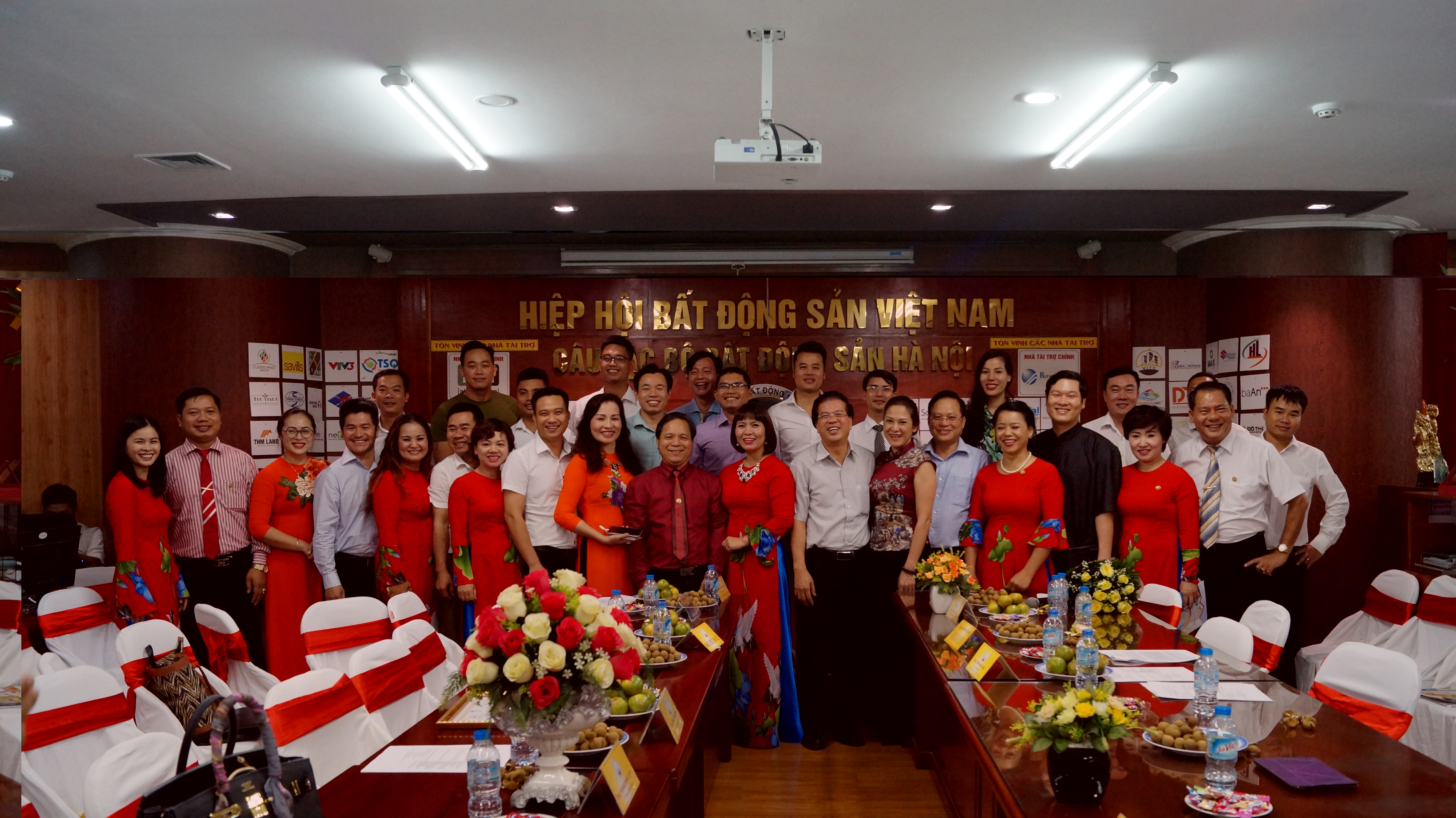 Sứ giả kết nối Lê Thị Lan Anh đã hoàn thành tốt vai trò của mình trong Lễ ra mắt 2 Đề án của CLB BĐS Hà Nội