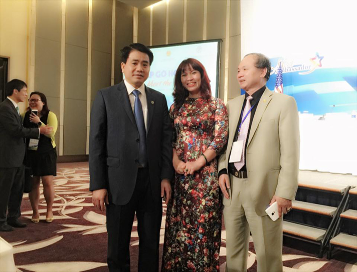 Sứ giả Kết nối Lê Thị Lan Anh chụp ảnh lưu niệm cùng Chủ Tịch UBND TP Hà Nội Nguyễn Đức Chung